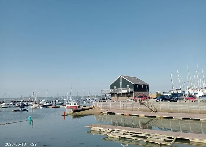 Beautiful Marina Apartment With Private Garden, Flexible Bedrooms With Zip & Link Beds