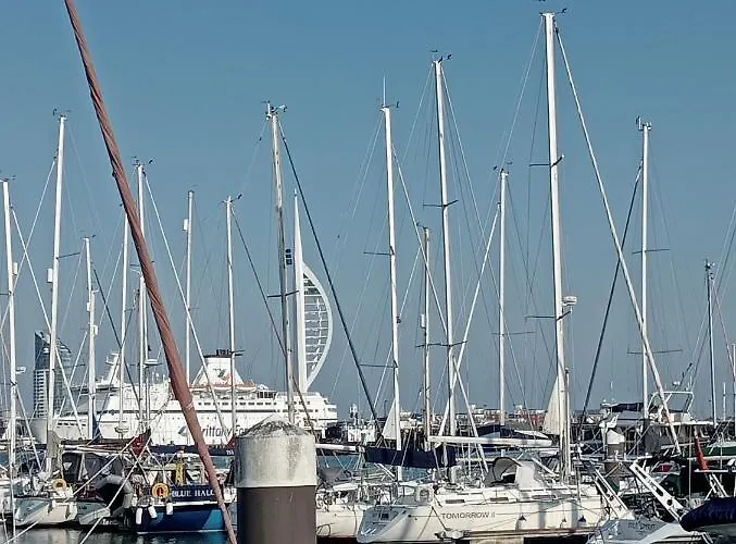 Beautiful Marina Apartment With Private Garden, Flexible Bedrooms With Zip & Link Beds