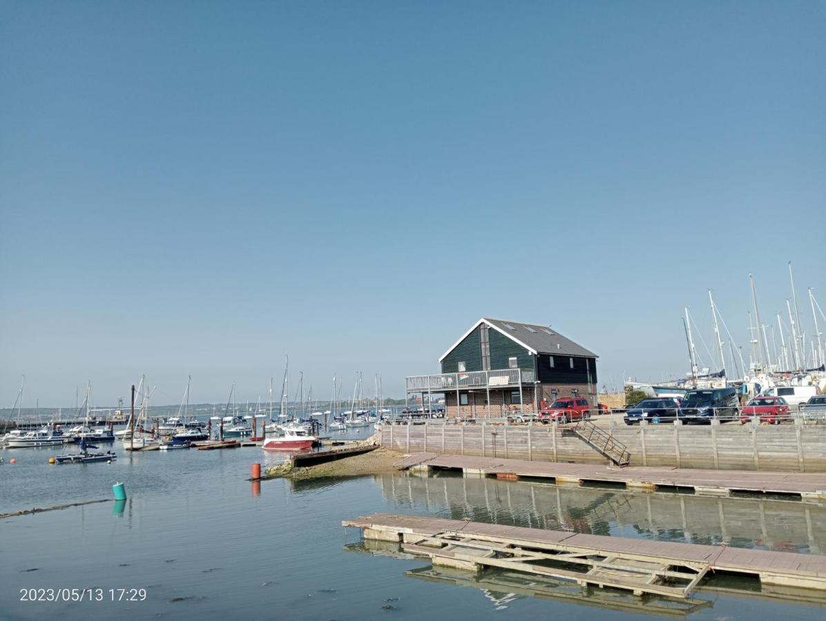 Beautiful Marina With Private Garden, Flexible Bedrooms With Zip & Link Beds *